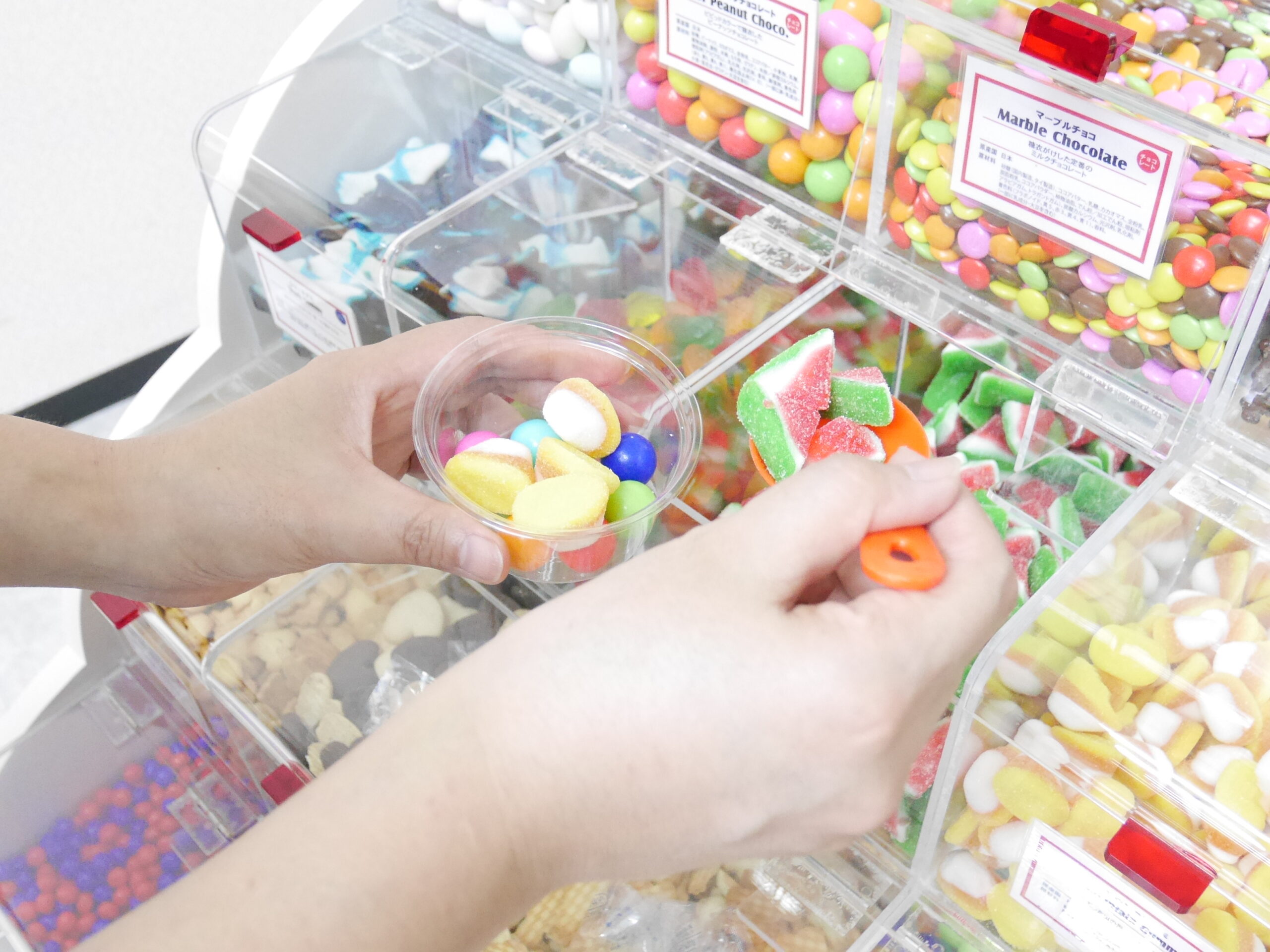 お菓子”カップ詰め放題”のご提案 | 業務用・量り売り用 菓子 卸 エース
